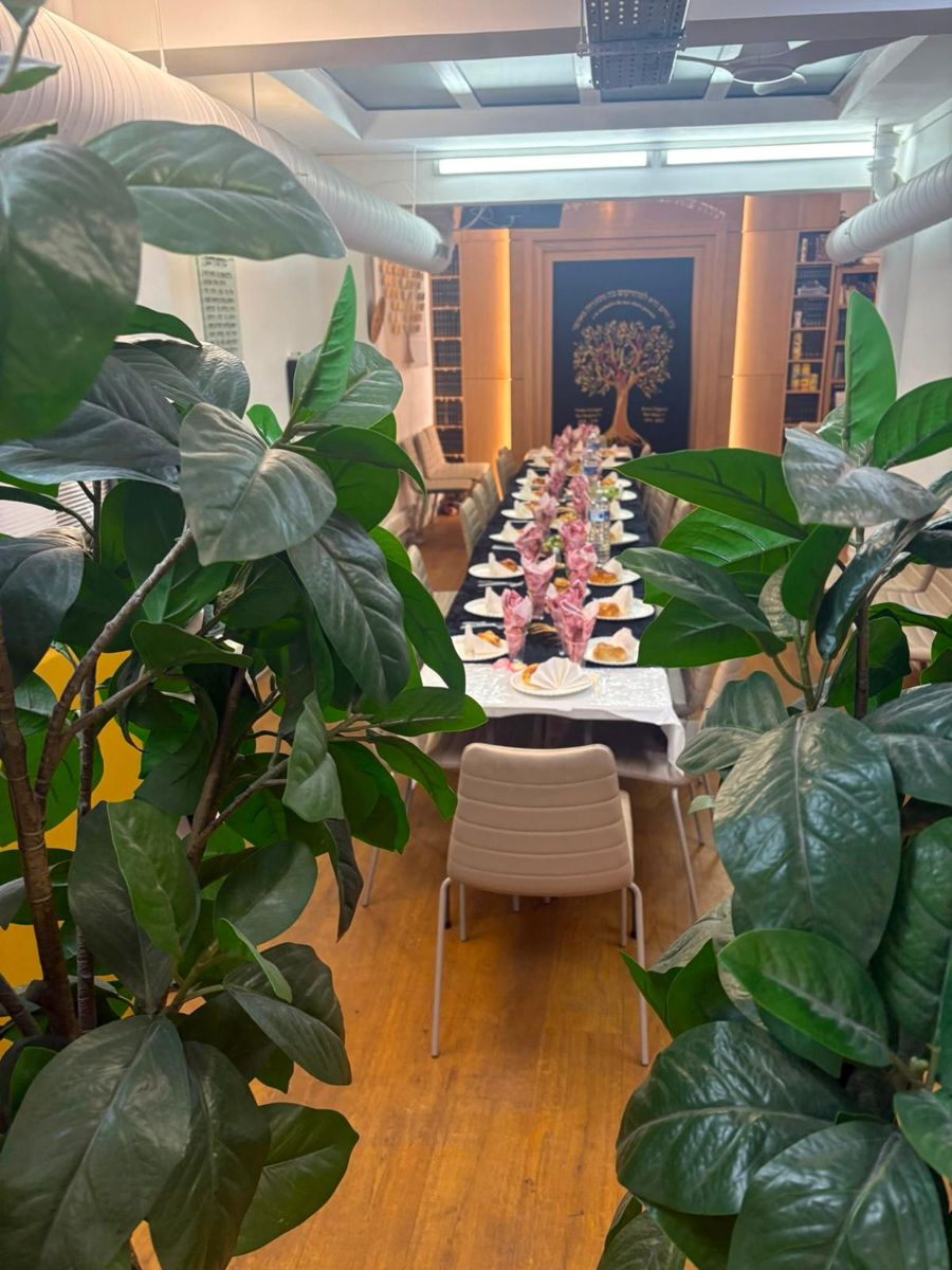 Grande table dressée dans la synagogue