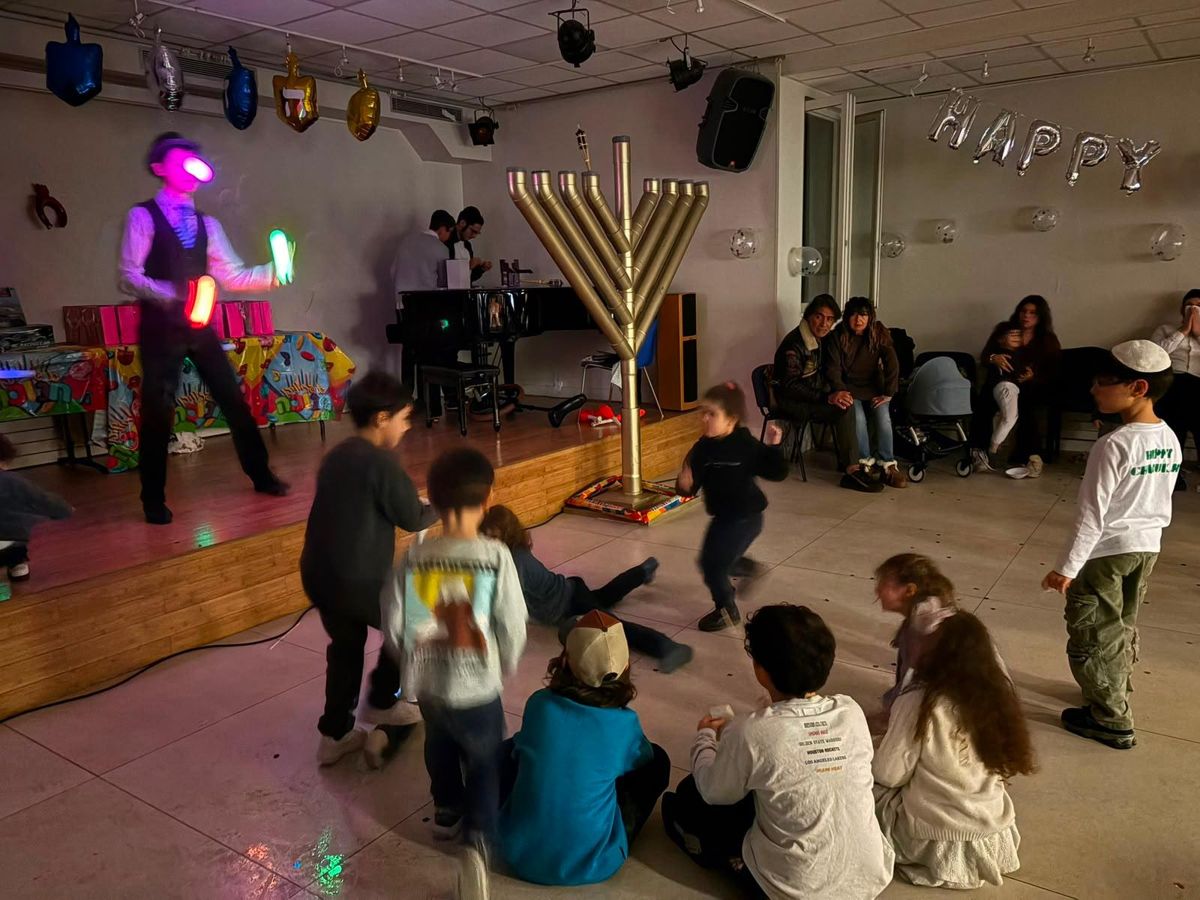 Spectacle pour les enfants à Hanouccah