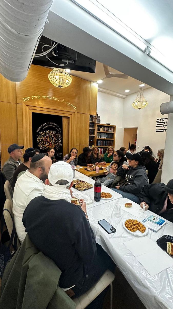 Repas de la communauté dans la synagogue
