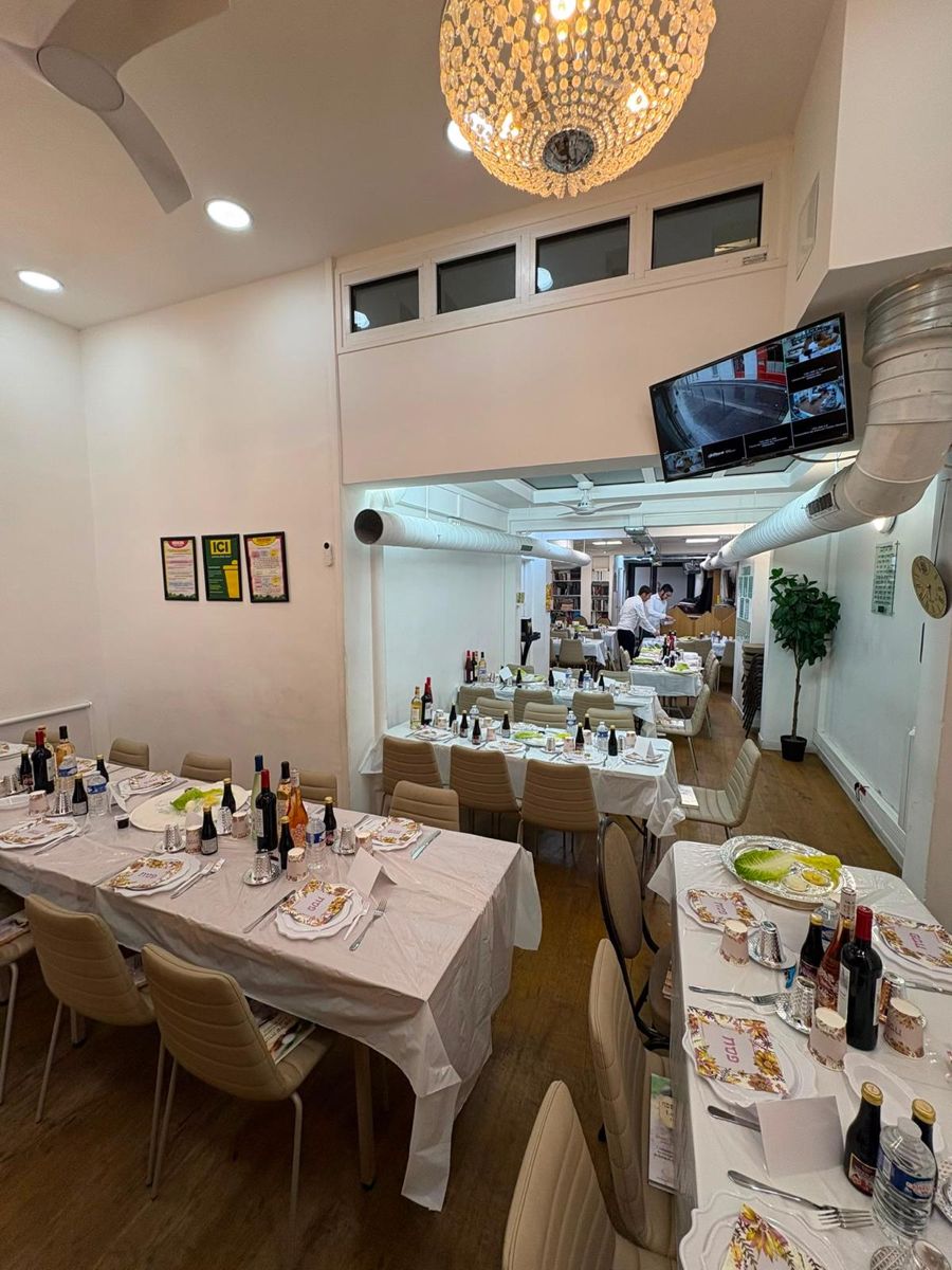 Tables dressées pour le Seder de Pessa’h